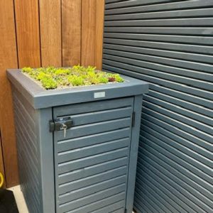 Single wooden wheelie bin store with garden roof